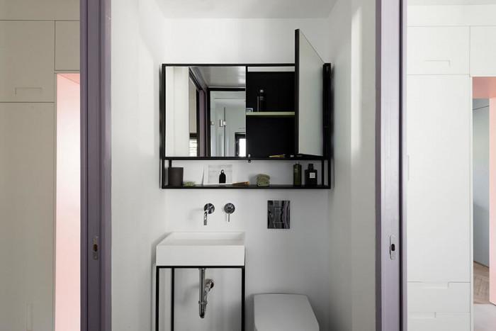 Банята е малка, но интересно проектирана