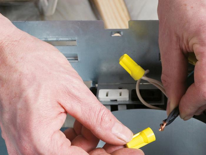 Стъпка 3: Свързване на вентилатора