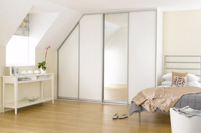 Поставете в спалнята гардероб с огледални врати