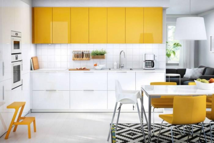 Превърнете един от кухненските шкафове в цветен акцент