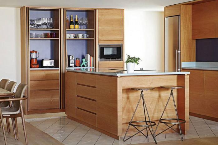 Кухня, окъпана в светли тонове и естествена красота!