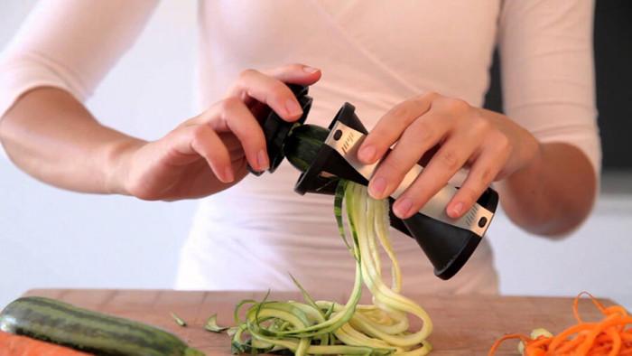 Създайте перфектните зеленчукови спирали с тази модерна резачка