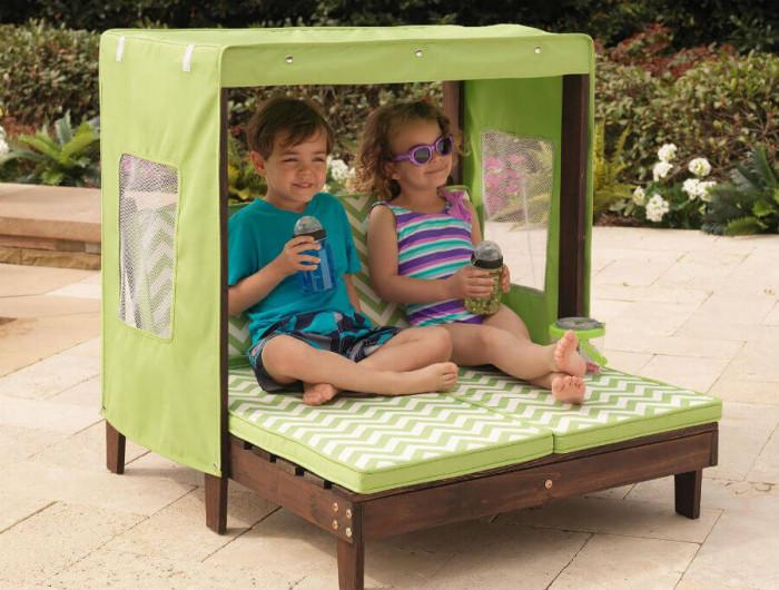 Детски шезлонг край басейна