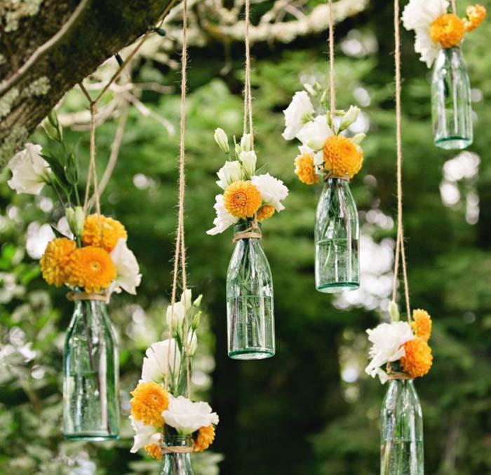 Градинска декорация с висящи вази от празни бутилки