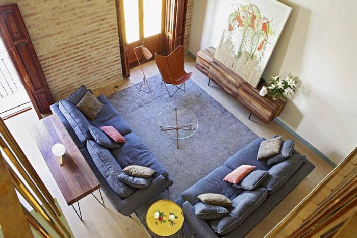 Поглед отвисоко – всекидневната е уютна, светла и стилно обзаведена