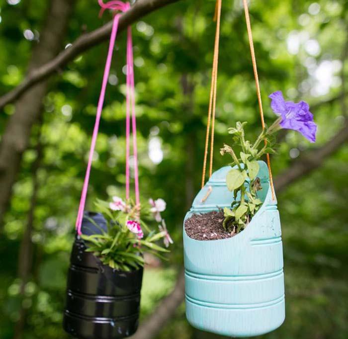 Декорация за градина със саксии от бутилки