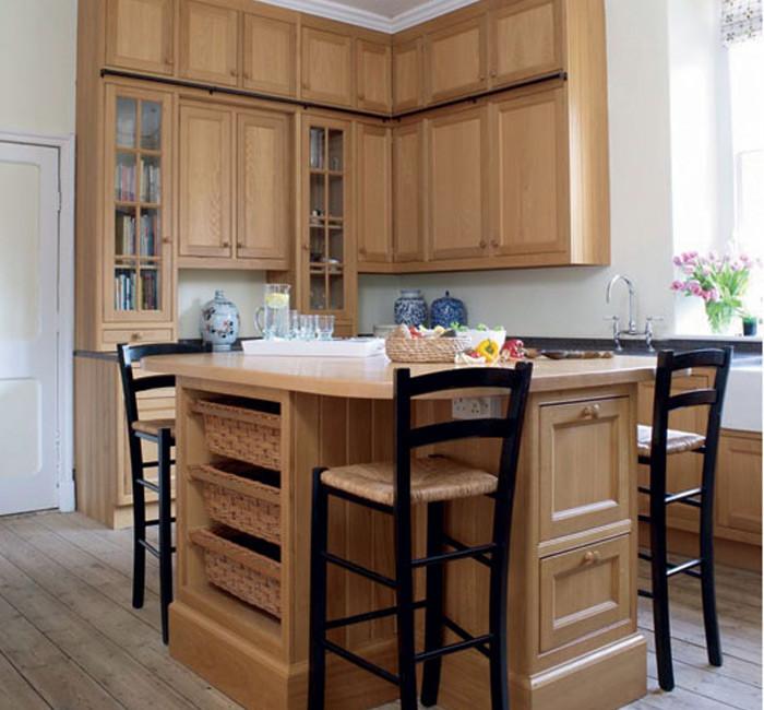 Дървена кухня с остров