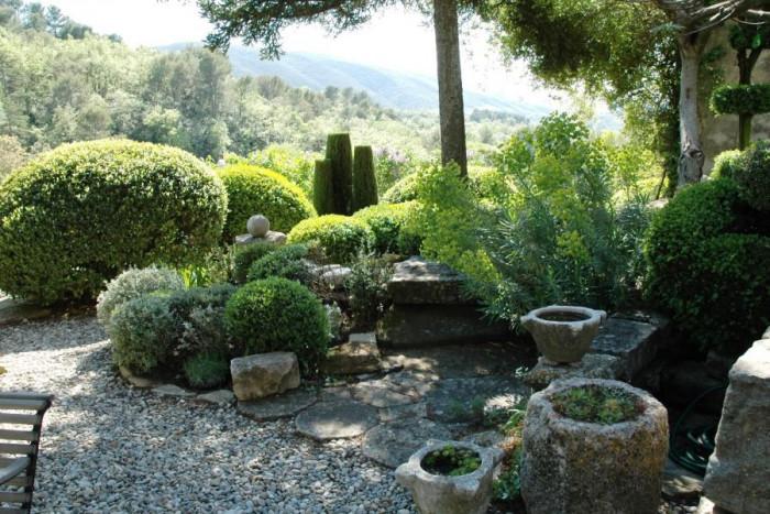 Вечнозелените растения са добре дошли в провансалската градина