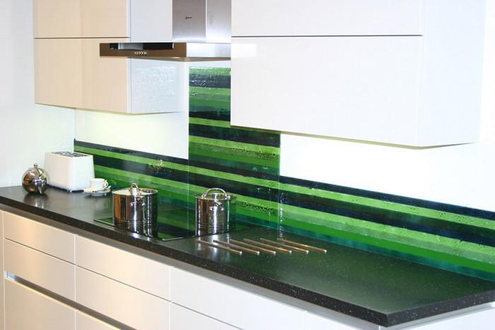 Приложете стъклото и към кухненския гръб