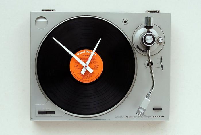 Старият грамофон вече ни показва колко е часът