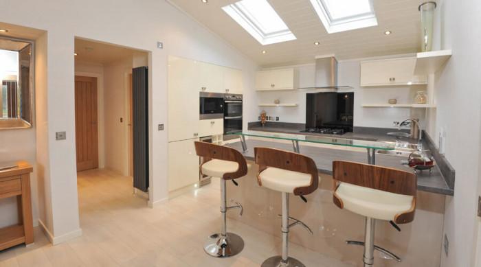 Симпатична среща на материали - дърво, метал и кожа