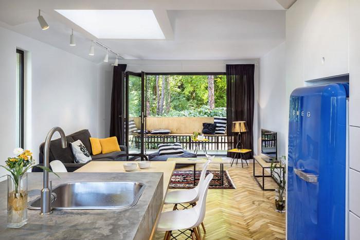 Удобно отворено пространство приютява кухня, трапезария и дневна