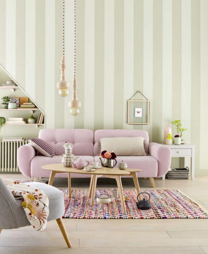 Винтидж маси за кафе пред дивана