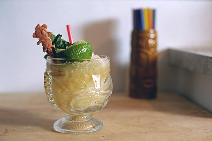 Бар на прозореца