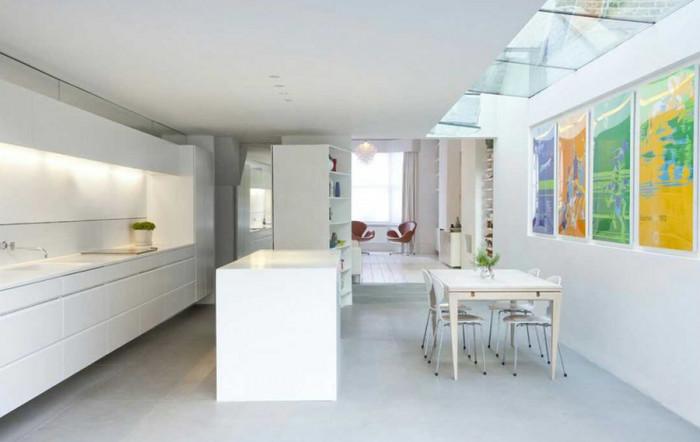 Цветни картини сред бялото великолепие