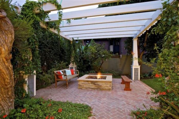 Навесът е красив и практичен