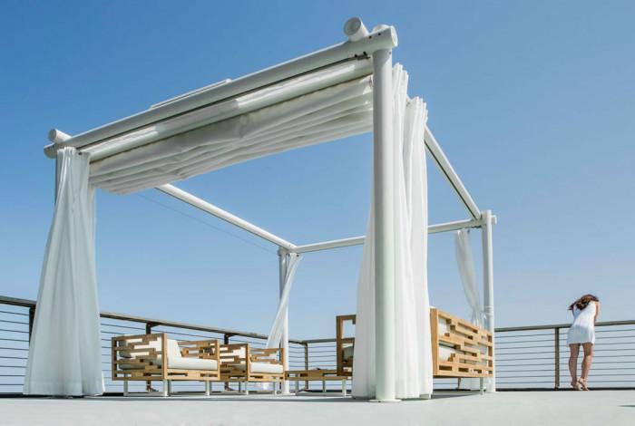 Пергола със завеси за дизайнерска тераса