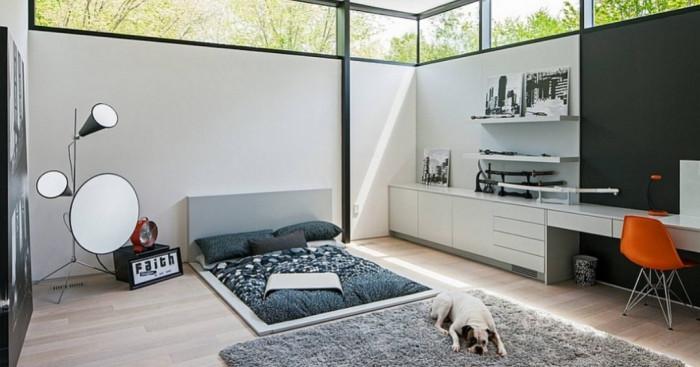 Класиката: офис в леглото