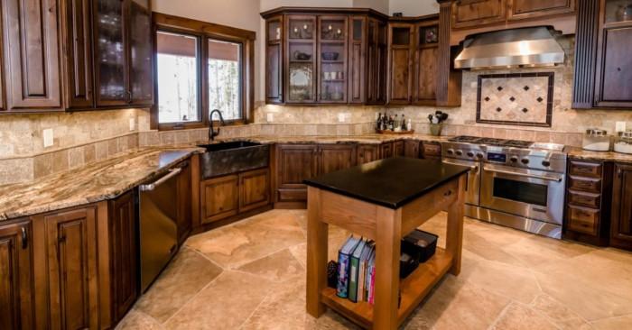 Обзаведете дома си с дървени мебели по поръчка в традиционен стил