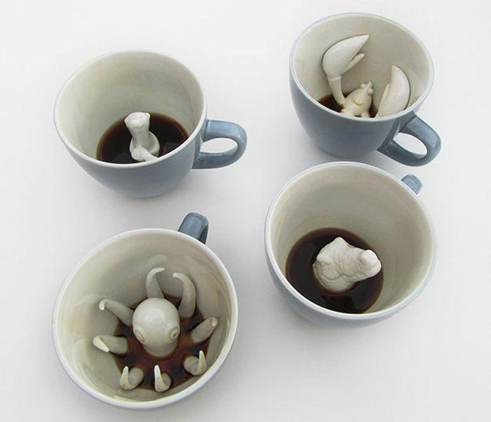 Нещо е пропълзяло в чашата ми!