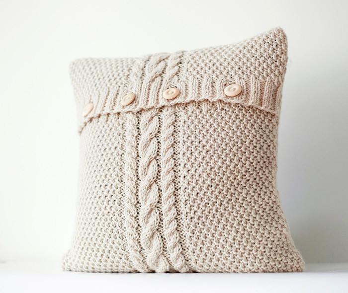 "Облечете" декоративните възглавнички в стари пуловери