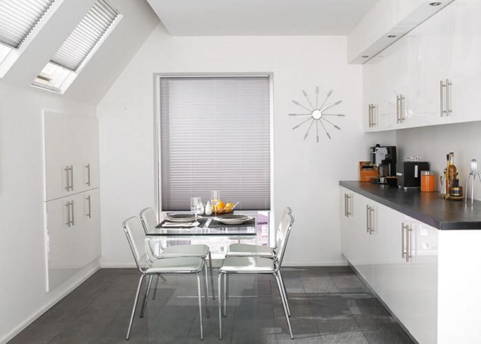 Плисе щори за красива и гостоприемна кухня