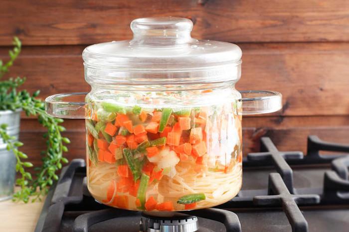 Супата става по-вкусна в тази стъклена тенджера