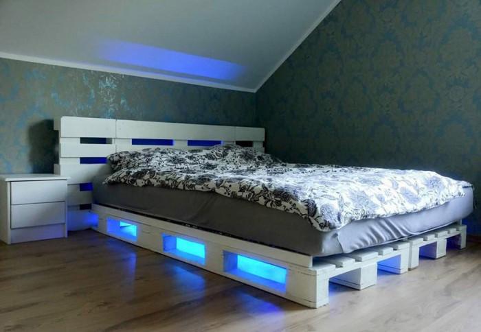 Легло от палети с вградено осветление - защо пък не?