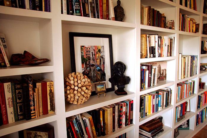 9. Как да декорираме рафт за книги?