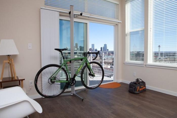 Окачете колелото на специална стойка