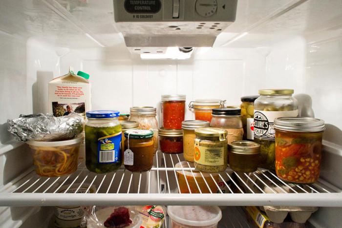 Горният рафт е подходящо място за съхранение на продукти с кратък срок на годност