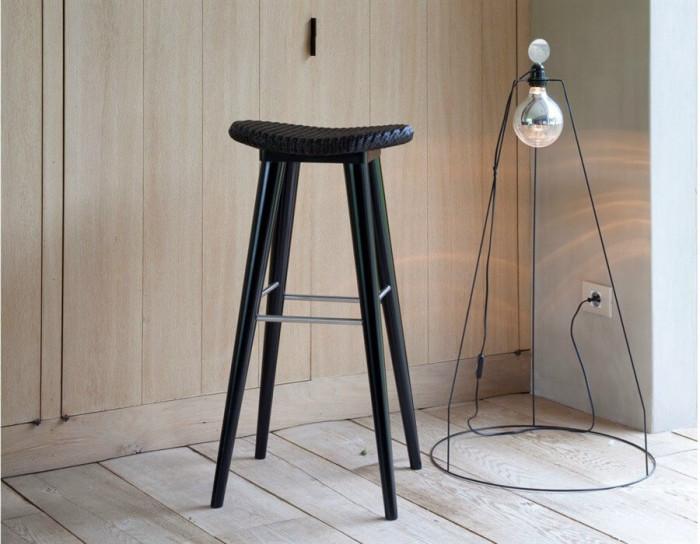 Топлите дървени тонове внасят уют в стаята