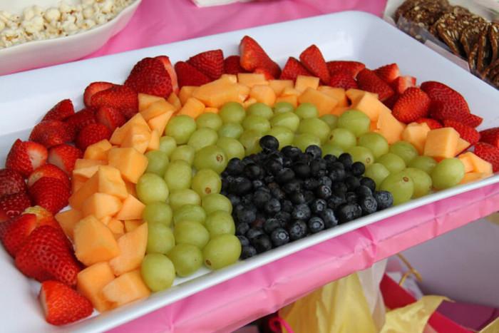 За десерт - цветно и неустоимо вкусно плато със свежи плодове