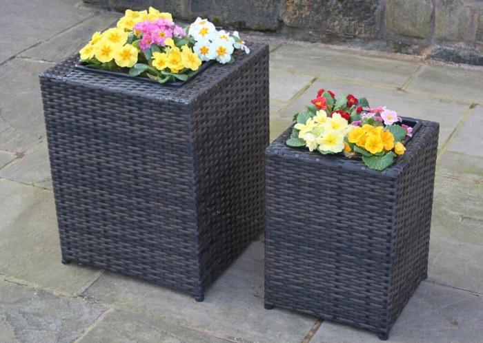 Изберете саксии, които да пасват на градинското обзавеждане