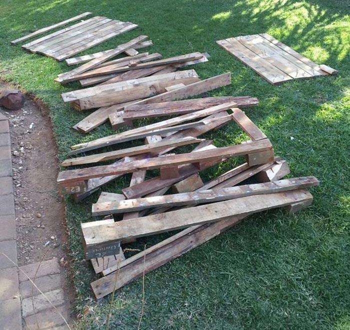 1. Разглобете старите палети, за да направите от тях дъски