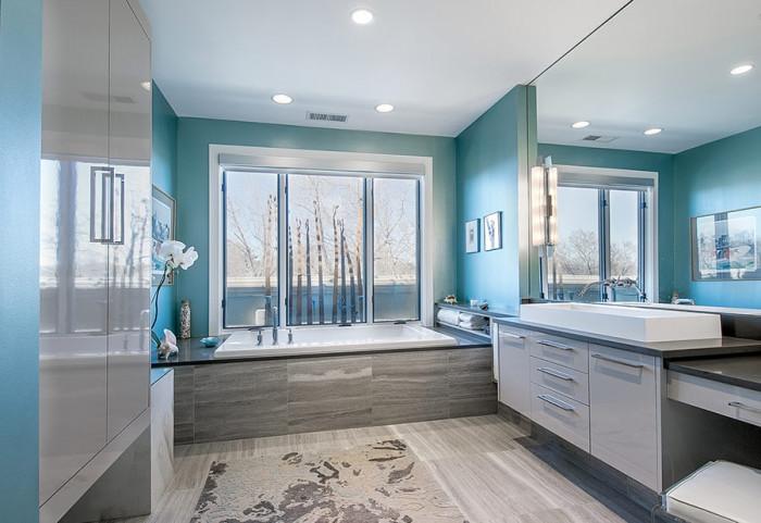 Поставете огледала и елементи от стъкло в синята баня