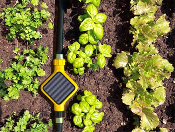 Умен сензор за градина, захранван от слънцето