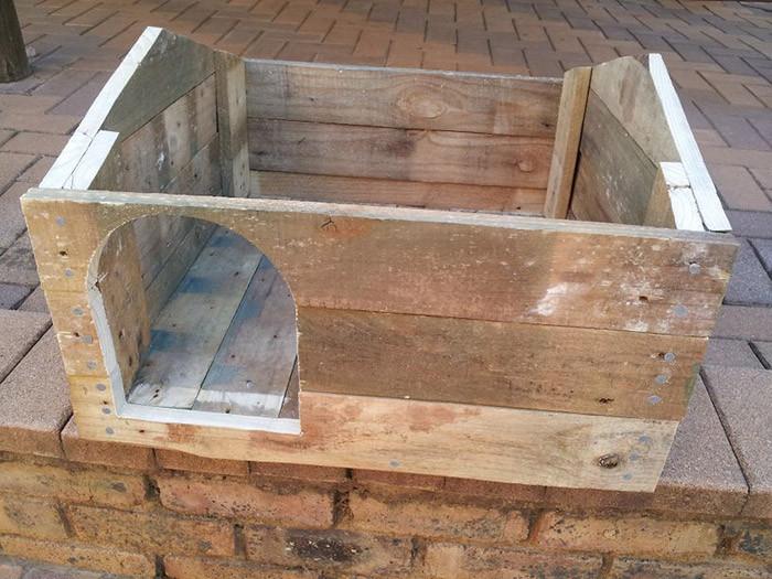 4. Изрежете вратичка и поставете покрива