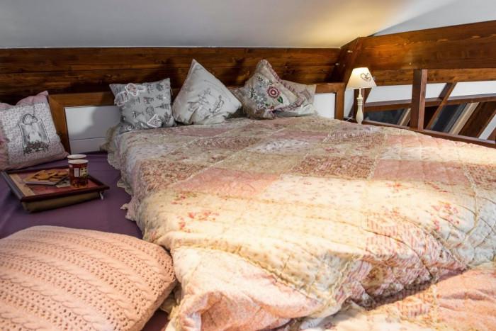 Малката спалня балансира жилището и носи спокойствие