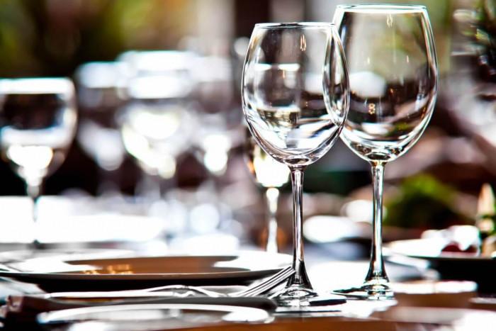 Красивите стъклени чаши имат нужда от внимателна грижа