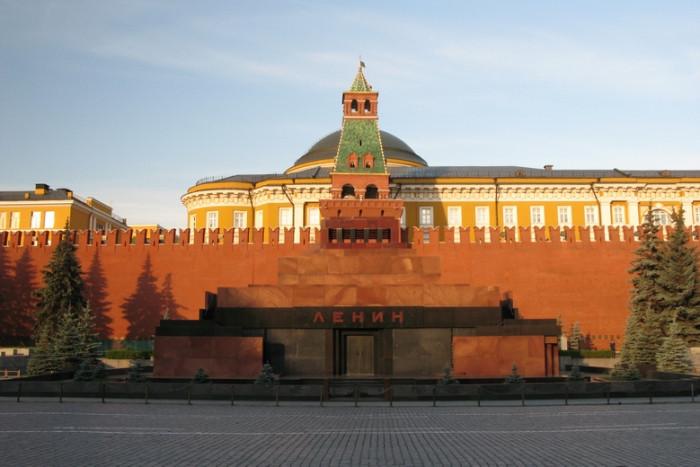 Страховити сгради от времето на комунизма, които още се използват