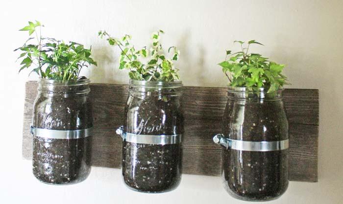 Подправки в стъклени буркани