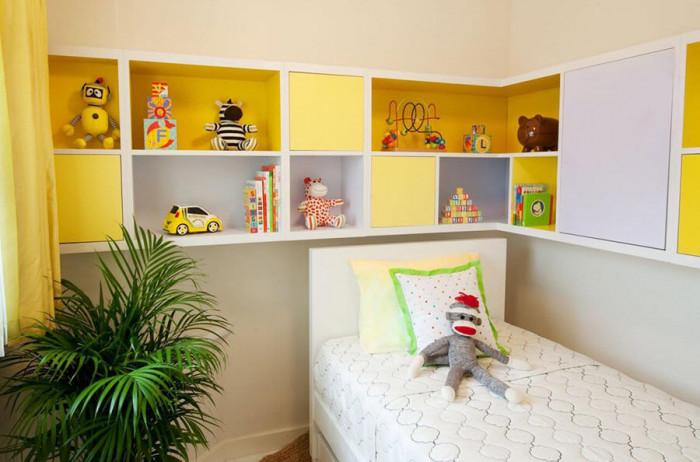 Поставете отворени рафтове или друг тип етажерки над леглото