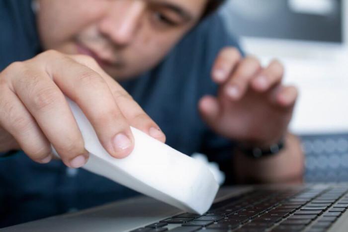 Как да почистим клавиатурата на лаптопа