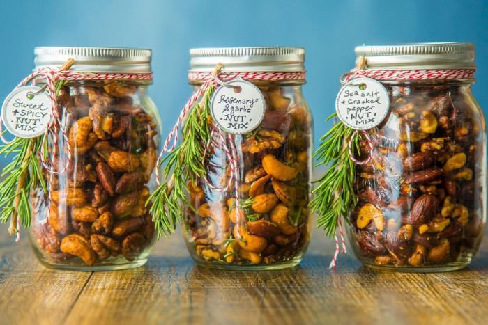 Ядките - любимо изкушение и страхотна декорация в комбинация с бурканче