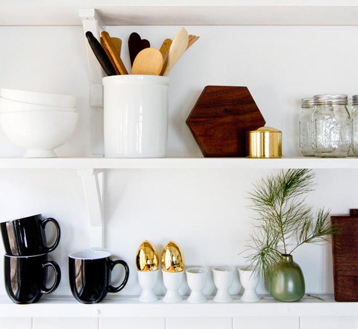 Златото обхваща дори кухненския рафт