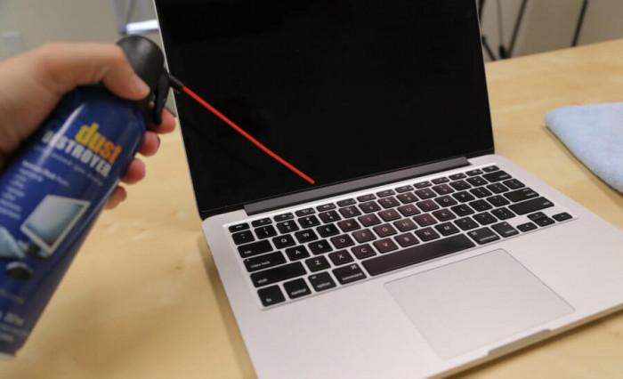 Спрей с компресиран въздух за почистване на клавиатура