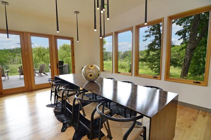 Удобната трапезария ни разкрива удивителна гледка навън