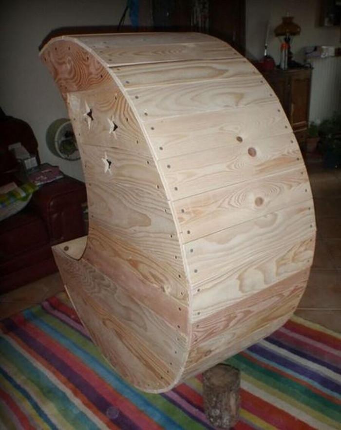 Гърбът на креватчето-полумесец