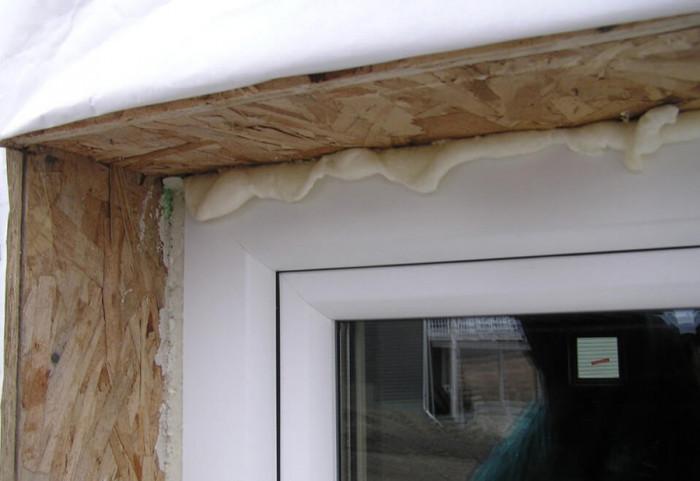 Отстраняване на засъхнала монтажна пяна от дограмата